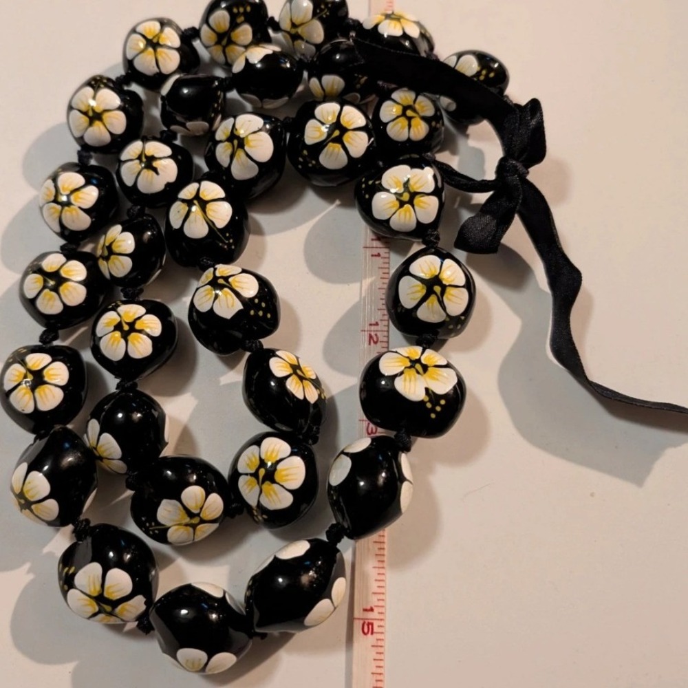 Hawaiian Kukui Nut Lei Necklace Hand Painted Hibiscus Flower Black White Yellow